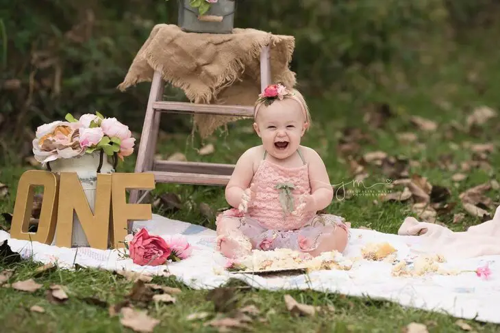 1-year-old-baby-girl-photoshoot-ideas