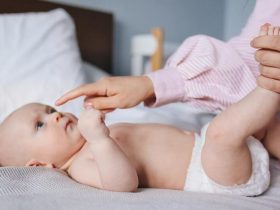 how-long-do-babies-wear-newborn-diapers-featured-image